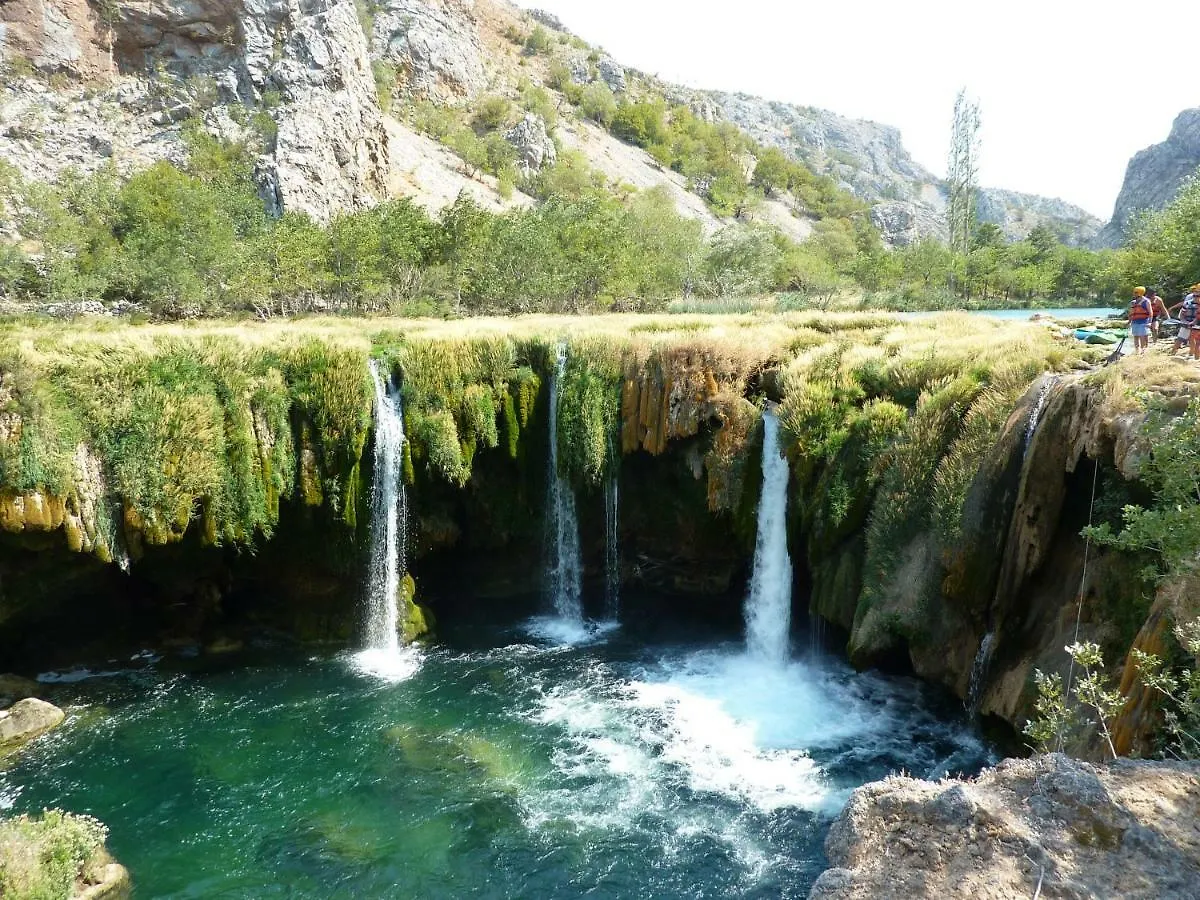 Apartmani Lucija1897 Starigrad Paklenica
